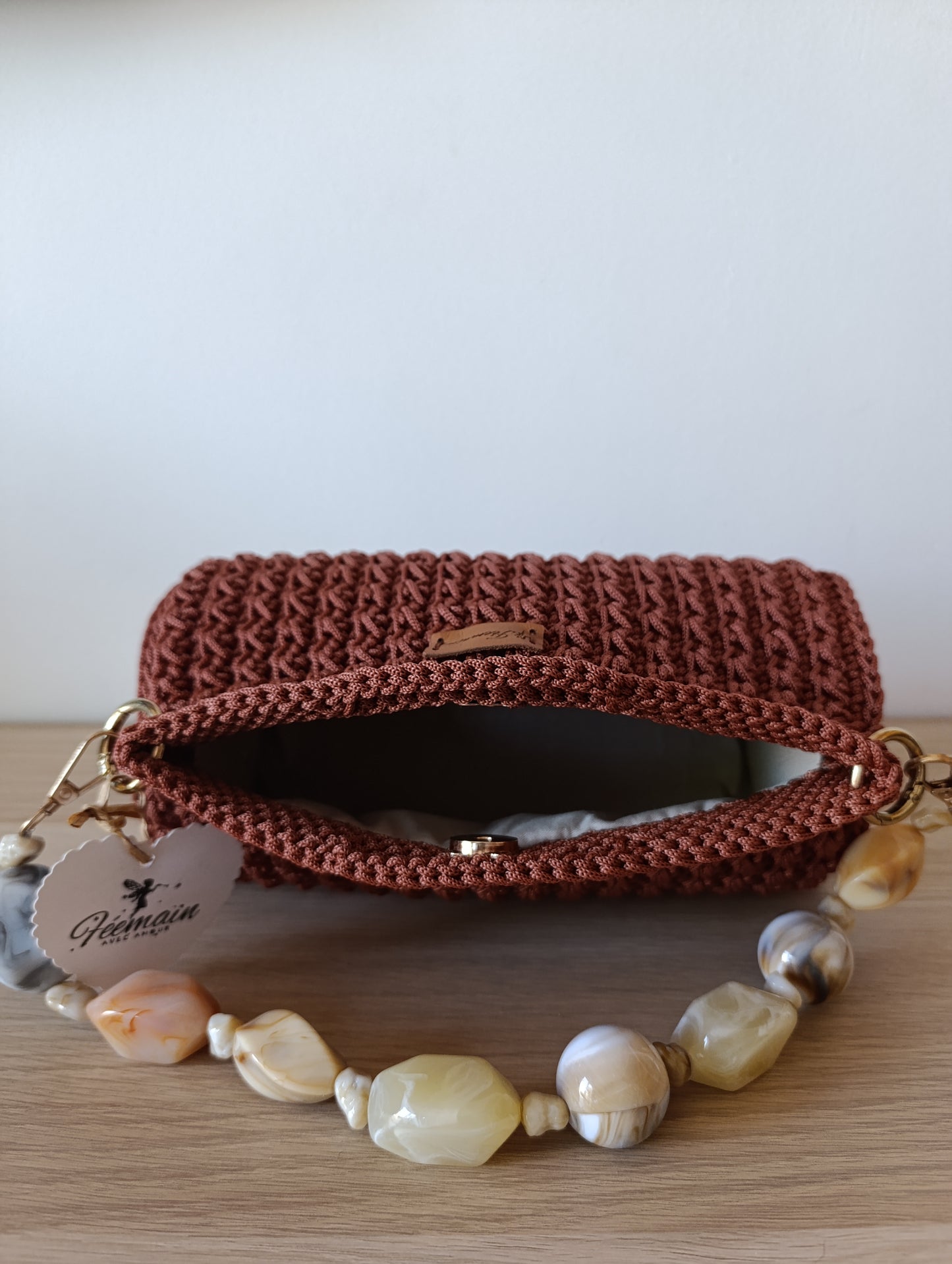 Sac Jane de Féemain doublure satinée et bandoulière en résine détachable.